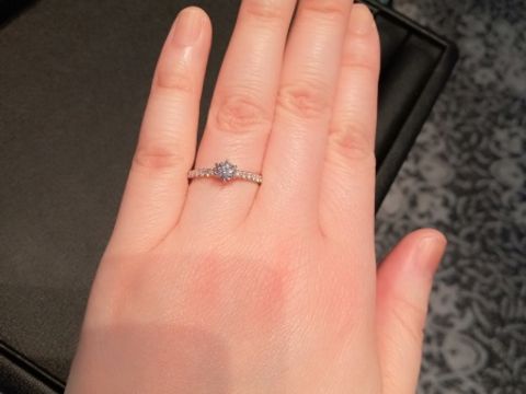 【銀座ダイヤモンドシライシの口コミ】 とてもキラキラしたデザインで豪華な感じが出ています。
きらびやかなデザ…