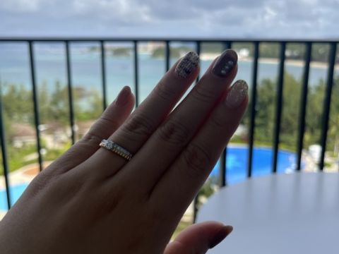 【ブシュロン(BOUCHERON)の口コミ】 重ね付けしているようなデザインで、婚約指輪らしく中央に1粒ダイヤに加え…