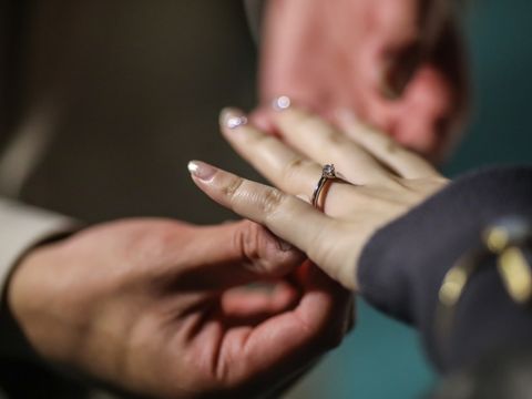 【ラザール ダイヤモンド(LAZARE DIAMOND)の口コミ】 着用時に少し斜めになるように設計されており、指が細く見えるデザインで…