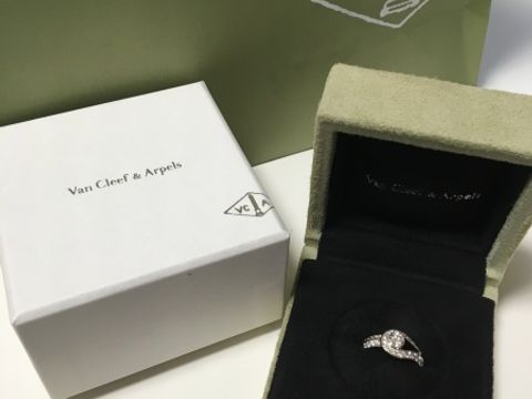 【ヴァン クリーフ＆アーペル(Van Cleef & Arpels)の口コミ】 年をとってもずっとつけていられそうな上品なデザインが決め手でした。
他…