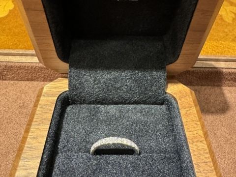 【TANZO.(鍛造指輪)の口コミ】 この指輪のおすすめポイントはデザイン性になります。
ハーフエタニティリ…