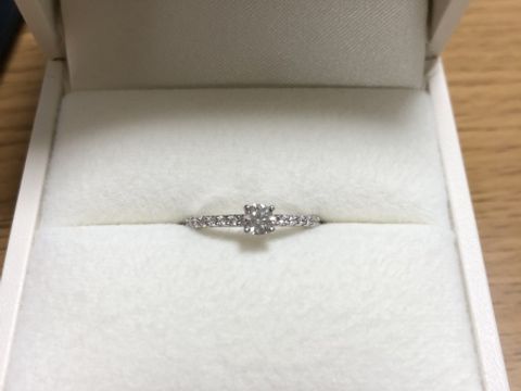 【RosettE(ロゼット)の口コミ】 この指輪を選んだ理由は、真ん中のダイヤモンドが四角で他の指輪と違って…