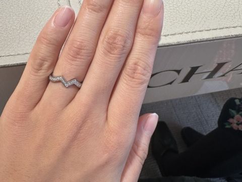 【ショーメ(CHAUMET)の口コミ】 華奢で繊細なデザインで、一目惚れした指輪です。他のブランドでは見たこ…