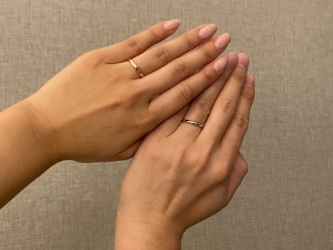 【カルティエ(Cartier)の口コミ】 シンプルでありつつも、女性の指輪にはワンポイントでダイヤが埋め込まれ…