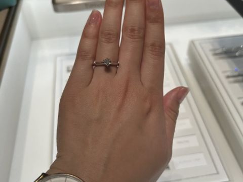 【ティファニー(Tiffany & Co.)の口コミ】 立て爪タイプの婚約指輪で、ダイヤモンドの煌めきが際立っているところが…