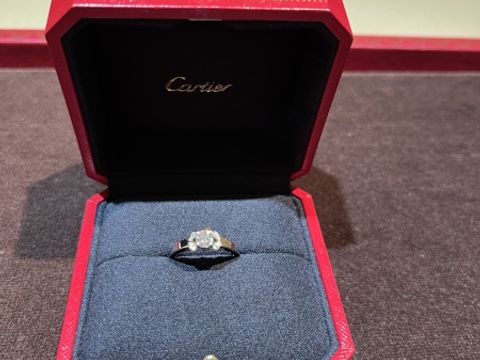 【カルティエ(Cartier)の口コミ】 ほかのブランドにはないデザインで、サイドの4つのメレダイヤのおかげで、…