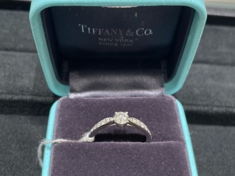 【ティファニー(Tiffany & Co.)の口コミ】 ダイヤに向かってリングが細くなっているところがとてもかわいらしく、ダ…