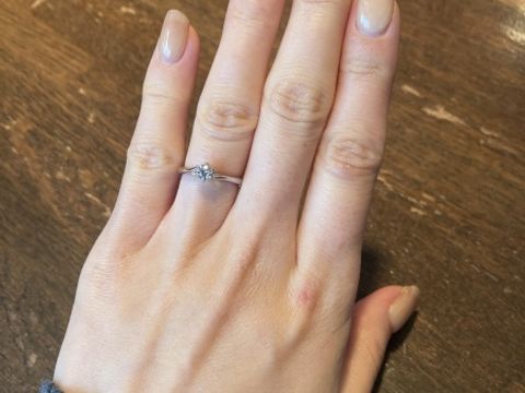 【銀座ダイヤモンドシライシの口コミ】 　シンプルで上品な印象です。中央のダイヤモンドの輝きを引き立たせてく…