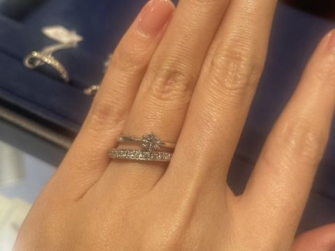 【canal4℃(カナルヨンドシー)の口コミ】 婚約指輪がシンプルなものなので、結婚指輪はダイヤが沢山あるもので重ね…