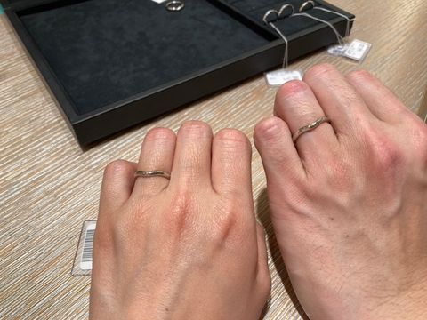 【ティファニー(Tiffany & Co.)の口コミ】 指の形的に2人ともストレートは似合わないため、ストレート以外で、シンプ…