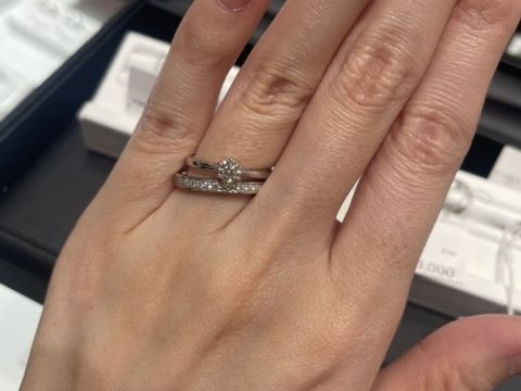 【ジュエリーツツミ(JEWELRY TSUTSUMI)の口コミ】 シンプルな婚約指輪なので結婚はゴージャスなハーフエタニティのものがい…