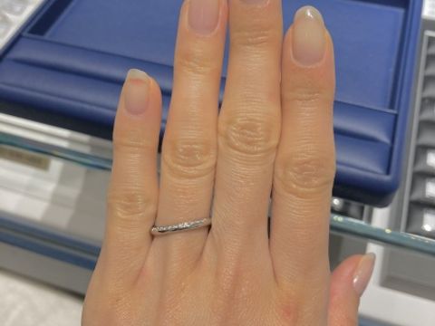 【銀座ダイヤモンドシライシの口コミ】 　片側のみメレダイヤになっています。場面や気分によって、指輪の印象を…