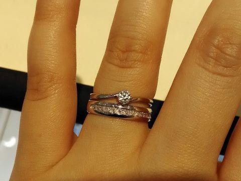 【MISS MONT ROND(ミスモントロンド)の口コミ】 本当はゴールドが良かったのですが、この婚約指輪のデザインに一目惚れし…
