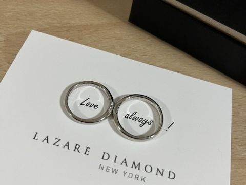 【ラザール ダイヤモンド(LAZARE DIAMOND)の口コミ】 ぷっくりと丸みを帯びたデザインで可愛らしいです。男女ともに中央のデザ…