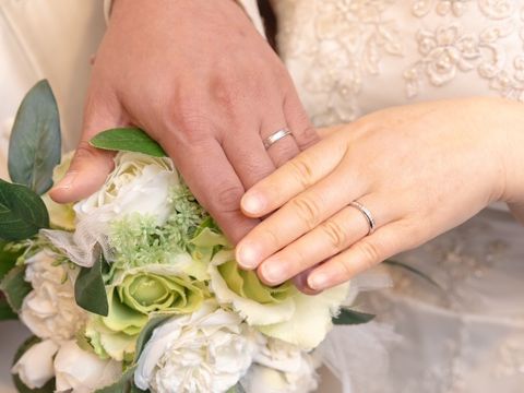 【出雲結(いずもゆい)の口コミ】 婚約指輪を先に注文し、後から同じシリーズの結婚指輪を購入しました。
年…