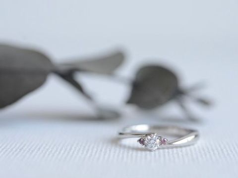 【CRAFY(クラフィ)の口コミ】 ダイヤの大きさで値段が変わります。
わたしたちは結婚指輪を先に作成し、…