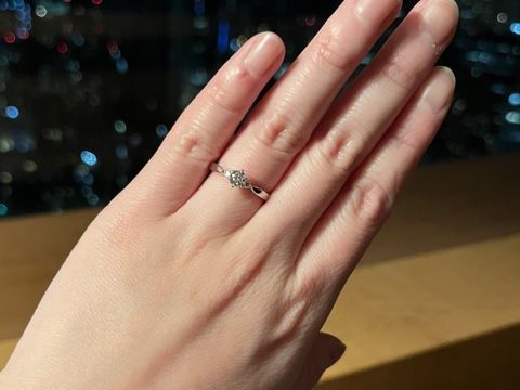 【エクセルコダイヤモンド(EXELCO DIAMOND)の口コミ】 リング幅は細く華奢ですが、真ん中のダイヤと横にメレダイヤがあるので、…