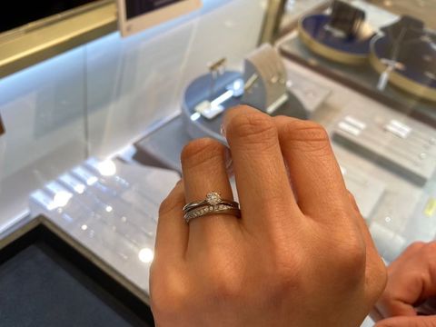 【4℃ BRIDAL(ヨンドシーブライダル)の口コミ】 ストレートではなく、ウェーブなど少しデザインがあるものを探してたので…