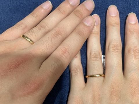 【4℃ BRIDAL(ヨンドシーブライダル)の口コミ】 細身で華奢なものがメインで、可愛らしい指輪が多い印象でした。
指輪のデ…