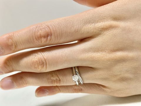 【俄(にわか)の口コミ】 自分の指に合う、細すぎず、太すぎずなサイズ感とダイヤの輝きがあるもの…