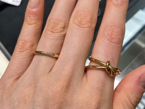 【ティファニー(Tiffany & Co.)の口コミ】 ダイヤは3石と控えめですが、リング部分が太すぎず、細すぎずのデザインで…