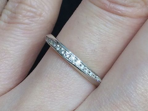 【4℃ BRIDAL(ヨンドシーブライダル)の口コミ】 ストレートラインの石ありのものを探しており、私の探していたデザインそ…