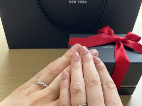 【ラザール ダイヤモンド(LAZARE DIAMOND)の口コミ】 スリーサイドにダイヤが5石づつ付いているものを選びました。ぱっと見5石…