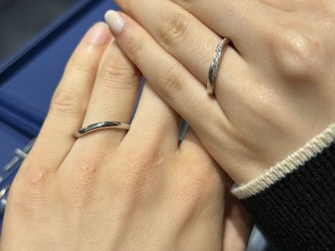 【銀座ダイヤモンドシライシの口コミ】 ダイヤモンドが捻るような形でずらりと付いているデザインで、どの角度か…