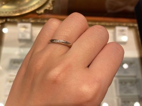 【ケイウノ ブライダル(K.UNO BRIDAL)の口コミ】 ウェーブ型なので指輪の馴染みがいいです。彼が指輪をつける習慣がなく、…