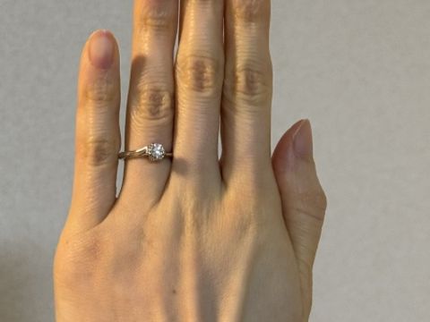 【銀座ダイヤモンドシライシの口コミ】 中心部のダイヤモンドの輝きが一番強く、華やかに見えたのでこの指輪を選…