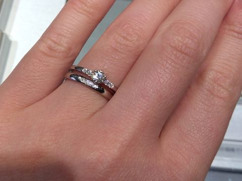 【アイプリモ(I-PRIMO)の口コミ】 ストレートタイプの指輪を探していました。婚約指輪にはメレダイヤを付け…