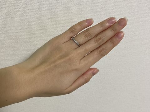 【ラザール ダイヤモンド(LAZARE DIAMOND)の口コミ】 形はストレートなのですが綺麗なメラダイヤが斜めに埋め込まれていてとて…