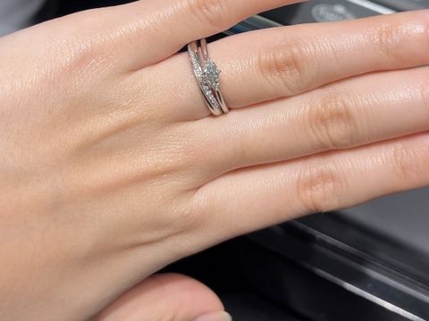 【エクセルコダイヤモンド(EXELCO DIAMOND)の口コミ】 メレダイヤモンドが斜めに埋め込まれていて
動くたびにキラキラ光ってとて…