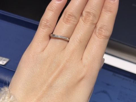 【銀座ダイヤモンドシライシの口コミ】 ほどよいウェーブ感で女性らし過ぎないのが良いです。
また他のブランドで…