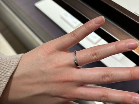 【俄(にわか)の口コミ】 指輪を選ぶのは初めてでしたが、指が細く見えるデザインでなおかつ自分の…