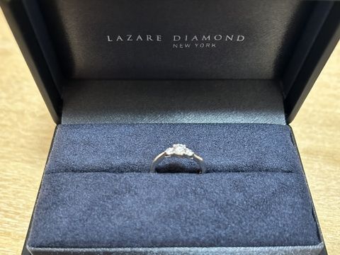 【ラザール ダイヤモンド(LAZARE DIAMOND)の口コミ】 中心のダイヤモンドは0.21カラットです。サイドに2つのダイヤモンドもある…