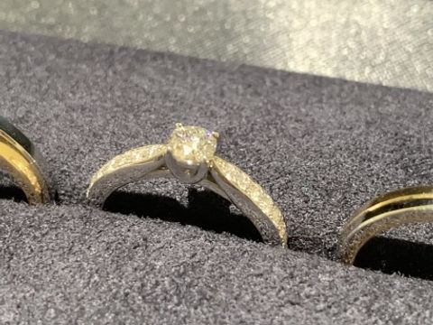 【ラザール ダイヤモンド(LAZARE DIAMOND)の口コミ】 センターのダイヤが結婚指輪感も出しつつ、周りにもダイヤモンドがあるた…