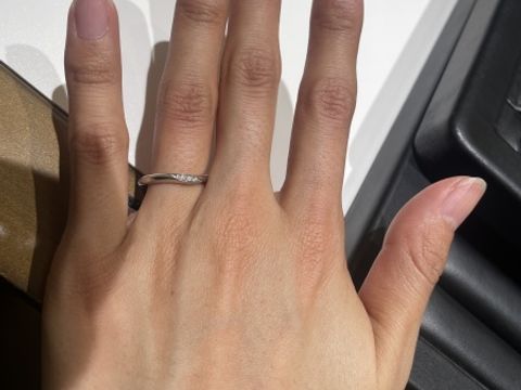 【ラザール ダイヤモンド(LAZARE DIAMOND)の口コミ】 シンプルの中にもダイヤが光っていて可愛かった。
指が長く見えるデザイン…