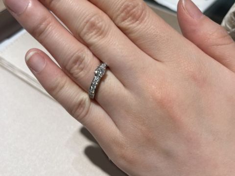 【ブルガリ(BVLGARI)の口コミ】 最初は見た目が一粒石のものをメインに試着していたのですが、複数店舗回…