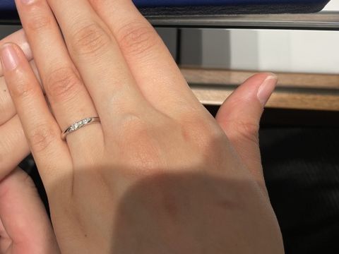 【銀座ダイヤモンドシライシの口コミ】 ウェーブのリングはあまり考えていませんでしたが、試着してみると指に馴…
