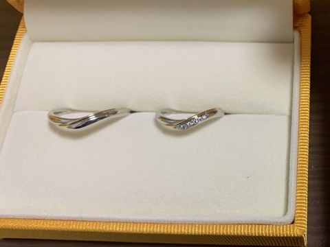 【ケイウノ ブライダル(K.UNO BRIDAL)の口コミ】 Vラインでありながら、ウェーブの良さも持ったカーブの指輪です。つけ心地…