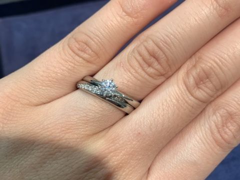 【4℃ BRIDAL(ヨンドシーブライダル)の口コミ】 一粒ダイヤのシンプルな王道の婚約指輪とメレダイヤがたくさんついた結婚…