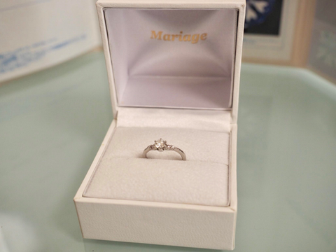 【Mariage ent(マリアージュエント)の口コミ】 ピンクダイヤを第一条件で探しており、マリアージュの指輪は周りのメレダ…