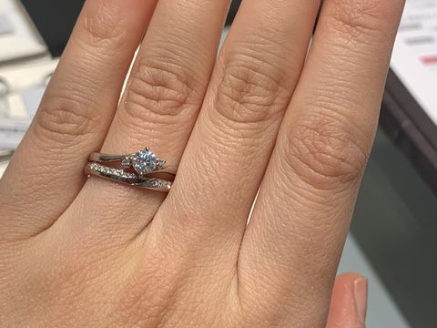【アイプリモ(I-PRIMO)の口コミ】 重ね付けをしやすそうな婚約指輪と結婚指輪を併せて見せてもらいました。…