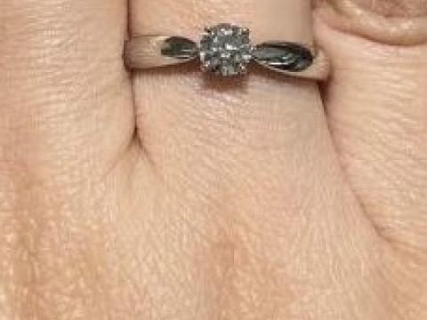 【ティファニー(Tiffany & Co.)の口コミ】 ティファニーの有名な王道の婚約指輪。ダイヤも大きく、美しかったです。…