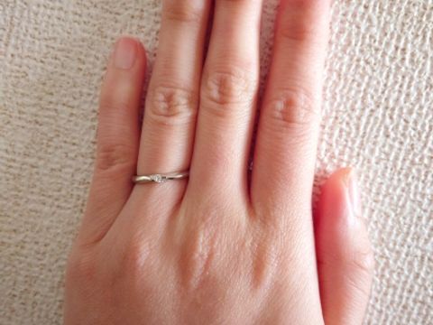 【エクセルコダイヤモンド(EXELCO DIAMOND)の口コミ】 シンプルで一生飽きのこない石なしデザインの指輪を検討していました。こ…