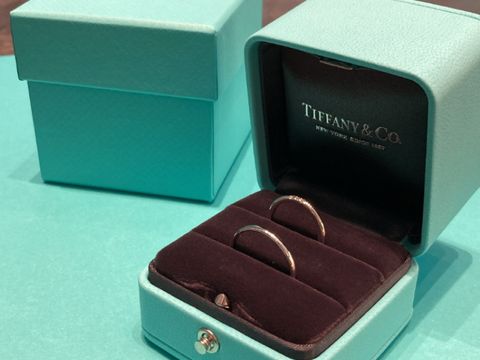 【ティファニー(Tiffany & Co.)の口コミ】 ダイヤが3つ付いていますが、華美になりすぎず普段も仕事も身につけられる…