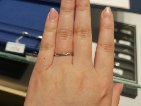 【エクセルコダイヤモンド(EXELCO DIAMOND)の口コミ】 石の数は3つ以上がいいと思って、試着しました。
とても可愛い指輪でした…
