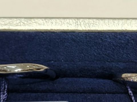 【ジュエリーKANDAの口コミ】 シンプルで、王道なデザインですが人気で、付けやすい指輪でした。
旦那さ…