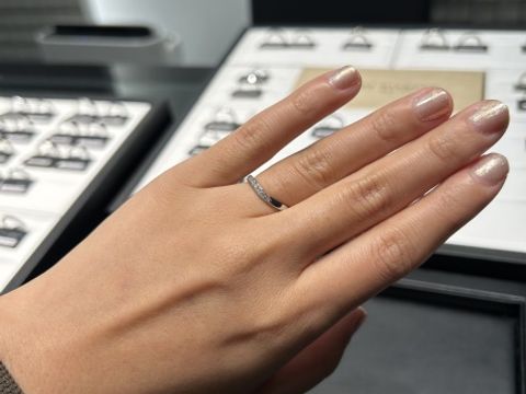 【ラザール ダイヤモンド(LAZARE DIAMOND)の口コミ】 v字ラインの指輪はとても綺麗で指も細く見え、とても気に入りましたがお値…